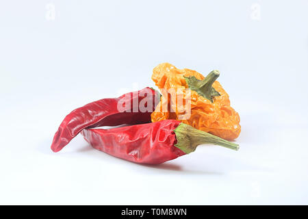 Peperoncino rosso e giallo habanero su sfondo bianco Foto Stock