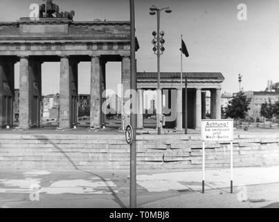 Geografia / viaggi, Germania, Berlino, Porta di Brandeburgo, lato ovest, segno "Attenzione! È ora di lasciare Berlino Ovest", 4.9.1962, Additional-Rights-Clearance-Info-Not-Available Foto Stock