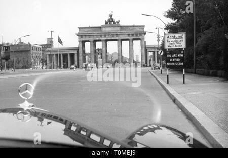 Geografia / viaggi, Germania, Berlino, Porta di Brandeburgo, lato ovest, segni "Attenzione! È ora di lasciare Berlino ovest " e " si sono ora di lasciare il settore britannico', la fine degli anni cinquanta, Additional-Rights-Clearance-Info-Not-Available Foto Stock