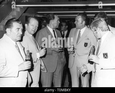 Sport, calcio, funzionari, Germania, il campionato del mondo in Messico 1970, da sinistra: Hans Deckert, vice presidente del calcio tedesco Hermann Associazione Neuberger, Max Schmeling, Willi Huebner e Helmut Haller, premere Centro, Leon, 1970, Coppa del Mondo di Calcio, Calcio World Cup, il campionato mondiale di calcio, coppa del mondo di calcio, FIFA World Cup, DFB, conversazione, conversazioni colloqui, parlare, parlare, parlare, parlare, le bevande alcoliche, Coca Cola, bottiglie, bottiglia, tuta, tute, vestiti anni settanta anni Settanta del XX secolo, la gente, gruppo, gruppi, uomini, Additional-Rights-Clearance-Info-Not-Available Foto Stock