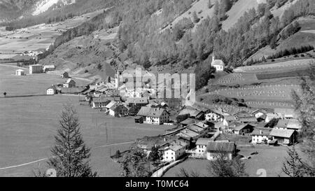 Geografia / viaggi, Italia, Graun in Val Venosta, viste sulla città / cityscapes, vista in direzione del Piz Mundin, prima metà del XX secolo xx secolo, Alpi, Alto Adige, Val d Adige, vista città, cityscape, viste sulla città, cityscapes, townscapes, Italia settentrionale, Superiore Italia, Nord Italia, Europa meridionale, Europa, liquidazione, insediamenti, città, villaggio, città, villaggi, comune, townscape, Comunità europee, visualizzare viste, direzione, indicazioni, storico, storico Additional-Rights-Clearance-Info-Not-Available Foto Stock