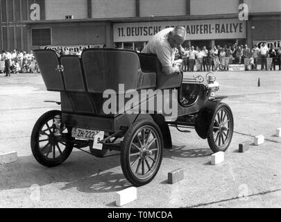 Trasporti / trasporto, automobili, varianti del veicolo, Ford modello A 1903, vista da destra dietro, perizia test durante la xi Schnauferl-Rallye tedesco, Berlino Ovest, 1965, rally, auto in ottone, ottone cars, veterano, vet, veterani, test, prove, abilità, driver, motor car, auto, automobile autovettura autovettura, automobili, autoveicoli, automobili, autovetture, veicolo, veicoli, phaeton, Germania, 1960s, 60s, xx secolo, udienza, destinatari persone, uomo, uomini, maschio, trasporto, trasporto, auto, auto, visualizzare viste, storico, storico Additional-Rights-Clearance-Info-Not-Available Foto Stock