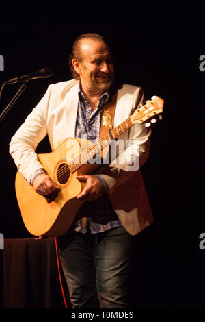 Colin Hay, Australian cantante e cantautore e ex cantante della band australiana degli uomini al lavoro esegue solo nel 2011. Foto Stock