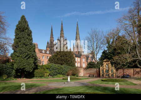 Lichfield Cathedral visto dal giardino del ricordo a Lichfield. Foto Stock