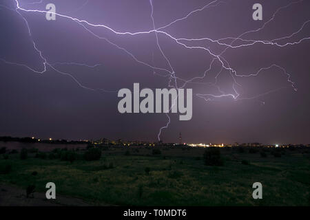 Enorme fulmine bold sul cielo di notte durante una tempesta. La natura ha scatenato con tuoni Foto Stock