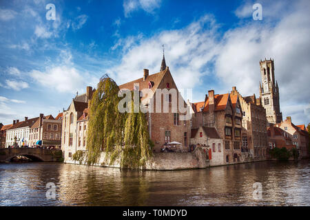 Antiche case di mattoni in Bruges Bruges , Belgio. Bruges si distingue per la sua straordinaria canali che è possibile visitare in barca, strade di ciottoli e gli edifici medievali. È affascinante architettura ha un gotico medievale appello Foto Stock