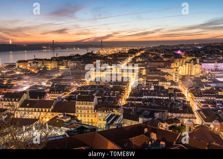 Tramonto con vista del Ponte 25 de Abril (ponte), Cristo Rei e Lisbona, Portogallo Foto Stock