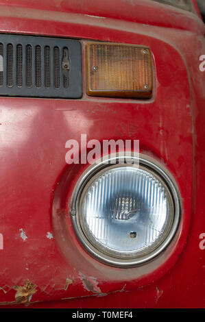 Vecchio hippie van con rusty anteriore e il faro anteriore rotto Foto Stock