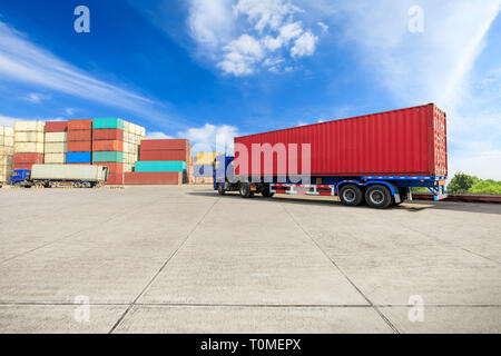 Contenitore industriale cantiere per la logistica Import Export business,logistica moderna scena di trasporto Foto Stock
