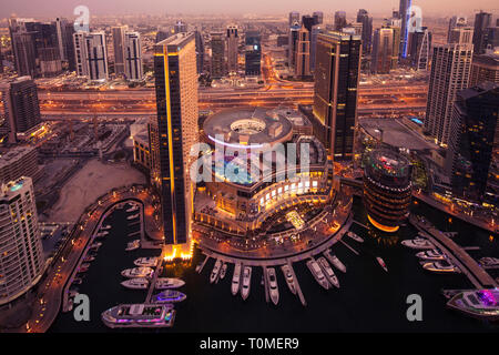 Una vista al tramonto di Dubai Marina, Dubai, UAE Foto Stock