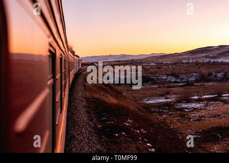 Trans-Siberian Railway durante il viaggio in inverno con atmosfera del tramonto, Siberia, Russia Foto Stock