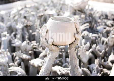 Le mani di scultura, Wat Rong Khun tempio, Chiang Rai, Thailandia Foto Stock