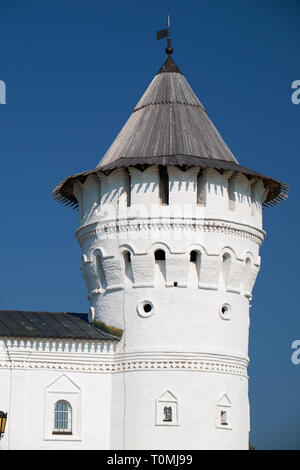 La rotonda torre angolare della sede cortile (Gostiny Dvor) del Cremlino Tobolsk. Tobolsk. La Siberia. La Russia Foto Stock