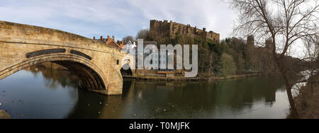 Panorama di Durham Framwellgate ponte che attraversa il fiume usura, Castello e Cattedrale di Durham su una roccia sopra la città, England, Regno Unito Foto Stock