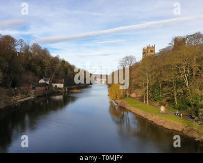 Castello e Cattedrale di Durham su una roccia sopra la città e Framwellgate ponte che attraversa il fiume usura, England, Regno Unito Foto Stock