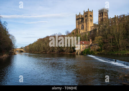 Castello e Cattedrale di Durham su una roccia sopra la città e Framwellgate ponte che attraversa il fiume usura, England, Regno Unito Foto Stock