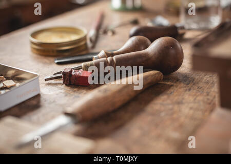 Scalpello rustico strumenti su un banco di lavoro in legno Foto Stock