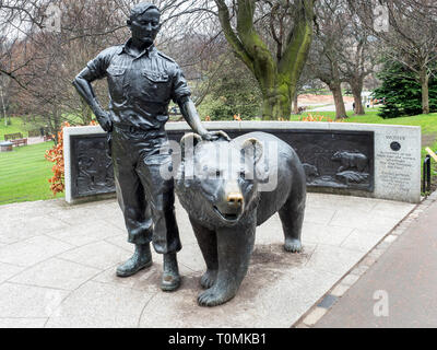 Monumento a ovest di Princes Street Gardens a Wojtek l'orso arruolato nel polacco II Corps Edimburgo in Scozia Foto Stock