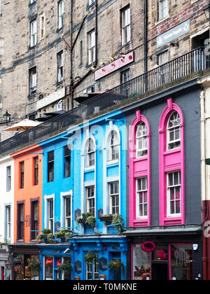 Gli edifici colorati lungo il Victoria Street nella Città Vecchia di Edimburgo in Scozia Foto Stock