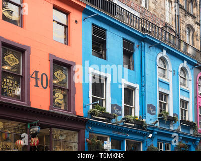 Gli edifici colorati lungo il Victoria Street nella Città Vecchia di Edimburgo in Scozia Foto Stock