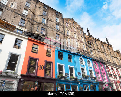 Gli edifici colorati lungo il Victoria Street nella Città Vecchia di Edimburgo in Scozia Foto Stock