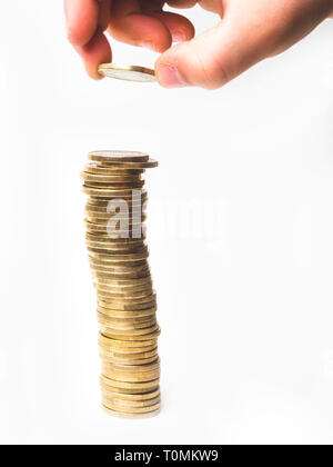 Bitcoins. Golden bitcoins in mano. Close-up moneta virtuale bitcoin isolati su sfondo bianco. Bitcoin fisico. Crypto currency trading concept Foto Stock
