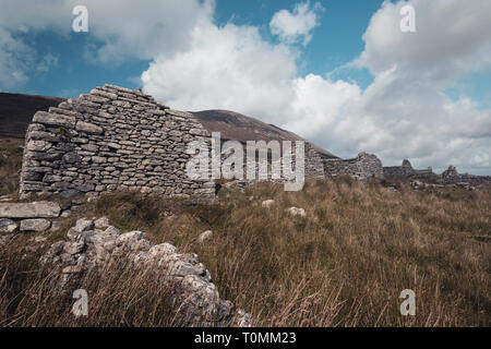 Villaggio abbandonato in Irlanda occidentale, Slievemore, Achill Island, Irlanda Foto Stock