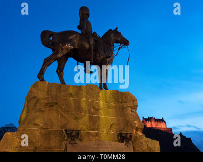 Royal Scots Grays Memorial nella zona est di Princes Street Gardens con il Castello di Edimburgo nella distanza Edimburgo in Scozia Foto Stock