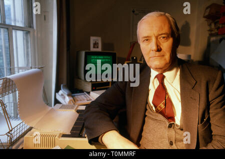 Tony Benn MP del lavoro presso il suo ufficio di West London, England, Regno Unito degli anni ottanta Foto Stock