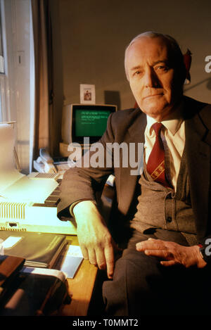 Tony Benn MP del lavoro presso il suo ufficio di West London, England, Regno Unito degli anni ottanta Foto Stock