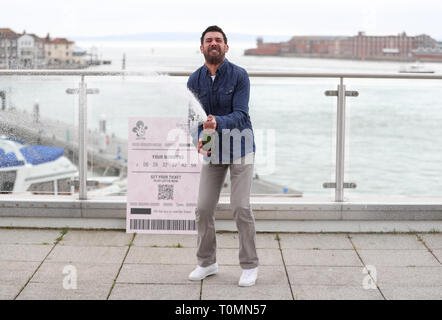 Leroy Bagley da Southsea chi ha vinto £3,800,000 sul lotto jackpot sabato celebra a Emirates Spinnaker Tower di Portsmouth. Foto Stock