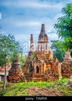 Rovinato Shwe Inn Thein Pagoda complesso sul Lago Inle nello Stato di Shan del Myanmar Foto Stock