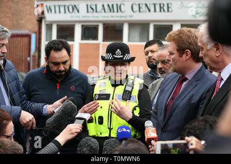 Louisa Rolfe, Deputy Chief Constable delle West Midlands Polizia, parla per la stampa al di fuori del Witton Centro Islamico su Witton Road, in Aston, Birmingham, dopo cinque moschee sono state attaccate nella città. Foto Stock
