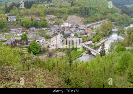 MABOGE, LA ROCHE-EN-ARDENNE, Belgio - 23 Aprile 2011: Il villaggio Maboge e il fiume Ourthe nelle Ardenne in Belgio. Guardando giù nella valle Foto Stock