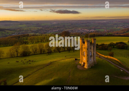 Drone shot di Broadway Tower nei pressi di Broadway al crepuscolo, Cotswolds,Worcestershire ,l'Inghilterra Foto Stock