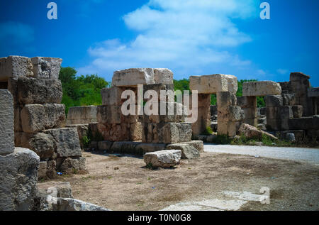 Rimangono resti delle tribune Ippodromo in antiche colonne del sito di scavo nel pneumatico in Libano Foto Stock