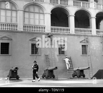 Geografia / viaggi, Monaco, edificio Palazzo del Principe, vista esterna, la preparazione per il matrimonio del principe Ranieri III e Grace Kelly, 1956, Additional-Rights-Clearance-Info-Not-Available Foto Stock