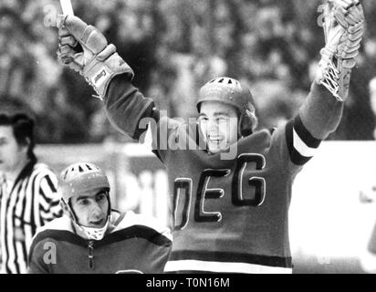 Sport, sport invernali, hockey su ghiaccio, gioco, lega nazionale, stagione 1971/1972, Duesseldorfer EG contro EV Füssen, il riscontro Walter Koeberle (DEG) è jubilating circa 4: 2, sinistra: Otto Schneitberger, 30.10.1971, saluti giubilo, jubilance, allegria, tifo, la gioia, la felicità, felice, vittoria, vittorie, Triumph, trionfa, atleta, gli atleti di hockey su ghiaccio, giocatore di hockey su ghiaccio i giocatori, Repubblica federale di Germania degli anni settanta anni Settanta del XX secolo, tra uomini, l'uomo, maschio, hockey su ghiaccio, hockey, gioco, giochi, lega nazionale, Tedesco Professional Football League, tedesco di calcio professionale l, Additional-Rights-Clearance-Info-Not-Available Foto Stock