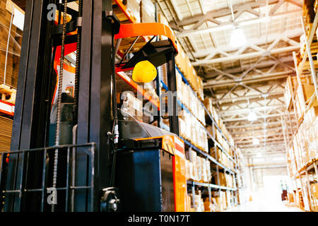 Immagine del carrello macchina parcheggiata in magazzino Foto Stock