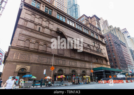 La città di New York, Stati Uniti d'America - 28 Luglio 2018: facciata laterale con la sua scalinata della Carnegie Hall di 7th Avenue (Settima Avenue) con persone intorno in Midtow Foto Stock