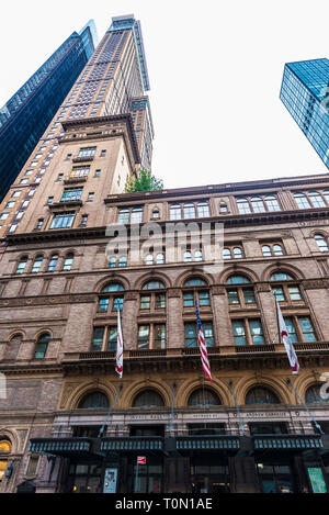 La città di New York, Stati Uniti d'America - 28 Luglio 2018: la facciata della Carnegie Hall di 7th Avenue (Settima Avenue) con la sua torre in Midtown Manhattan, a New York City, Stati Uniti d'America Foto Stock