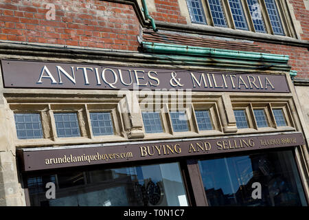 Antiquariato e Militaria store in Arundel, West Sussex, Regno Unito. Foto Stock