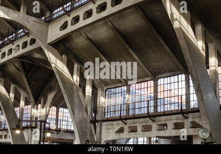 Hala Targowa o tradizionale Shopping Mall a Wroclaw in Polonia. Cemento e costruzioni di metallo del vecchio edificio. Foto Stock