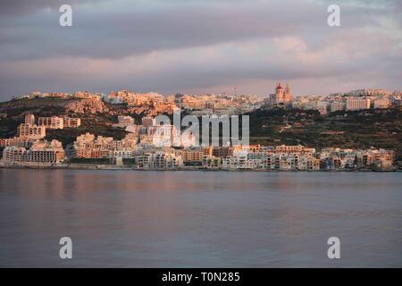 Serata panorama della città di Mellieha, Malta Foto Stock