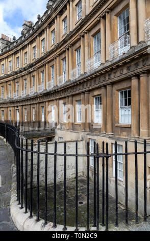 Il Circus Bath è una strada storica di grandi case cittadine georgiane progettate dall'architetto John Wood the Elder, City of Bath, Somerset, Inghilterra, Regno Unito Foto Stock