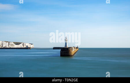 Una vista del sud del molo del porto di Dover; con le famose Scogliere Bianche in background. Foto Stock