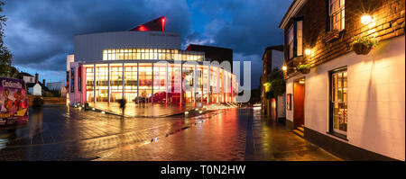 Marlowe Theatre e i pellegrini Hotel in frati Lane, Canterbury; accesa al crepuscolo. Foto Stock