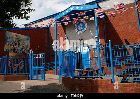 "Ulster' - Wandbild/ murale, das an den Buergerkrieg erinnert, im protestantischen Teil Belfasts, in der Naehe der Shankill Road, Belfast, Nordirland Foto Stock