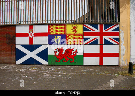 Royalistische Fahnen - Wandbild/ murale, das an den Buergerkrieg erinnert , im protestantischen Teil Belfasts, Shankill Road, Belfast, Nordirland (nur Foto Stock