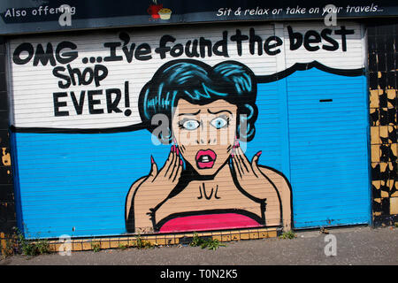 'OMG, ho trovato il negozio migliore mai' - Graffity un Laden, Shankill Road, Belfast, Nordirland (nur fuer redaktionelle Verwendung. Keine Werbung. Ref Foto Stock